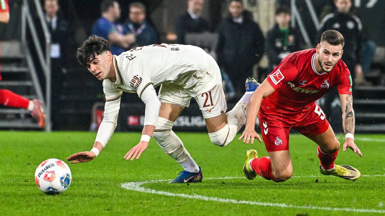 Rodrigo Ribeiro (FC Augsburg) und Tom Krauß (1. FC Köln) auf dem Platz.