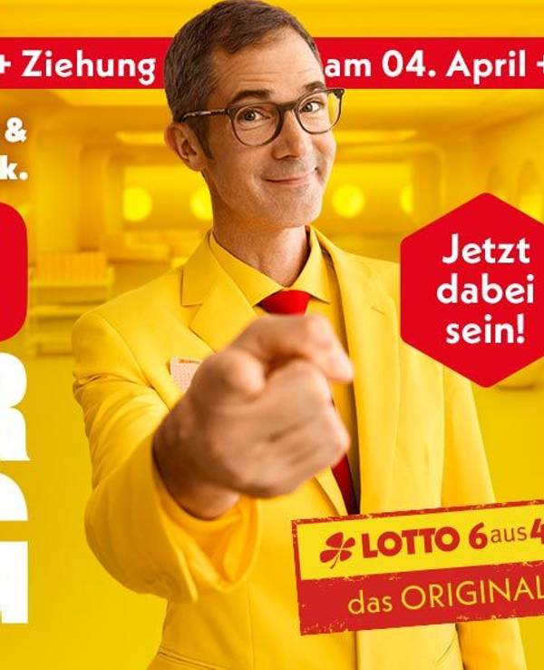 Das Bild ist eine Werbeanzeige, die das Lotto-SuperDing bewirbt: 50 Tipps für 85 € spielen und garantiert 42,50 € zurückbekommen. Ein Mann im gelben Anzug zeigt auffordernd in die Kamera, begleitet vom Hinweis auf die Ziehung am 4. April und dem Call-to-Action „Jetzt dabei sein!".