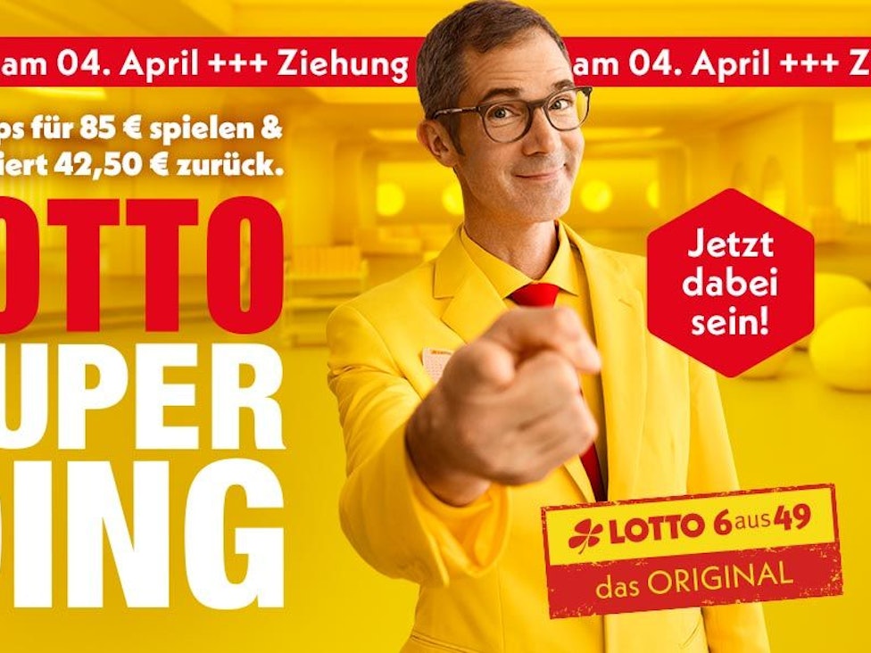 Das Bild ist eine Werbeanzeige, die das Lotto-SuperDing bewirbt: 50 Tipps für 85 € spielen und garantiert 42,50 € zurückbekommen. Ein Mann im gelben Anzug zeigt auffordernd in die Kamera, begleitet vom Hinweis auf die Ziehung am 4. April und dem Call-to-Action „Jetzt dabei sein!".