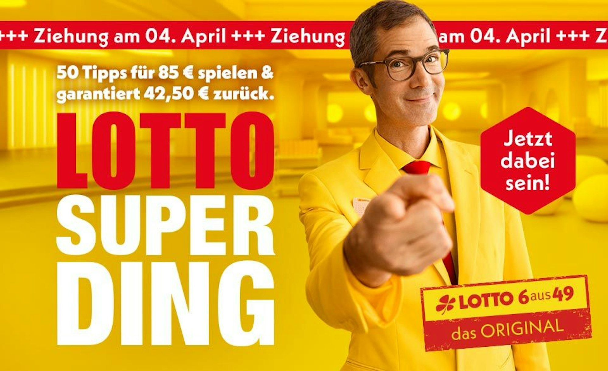 Das Bild ist eine Werbeanzeige, die das Lotto-SuperDing bewirbt: 50 Tipps für 85 € spielen und garantiert 42,50 € zurückbekommen. Ein Mann im gelben Anzug zeigt auffordernd in die Kamera, begleitet vom Hinweis auf die Ziehung am 4. April und dem Call-to-Action „Jetzt dabei sein!".