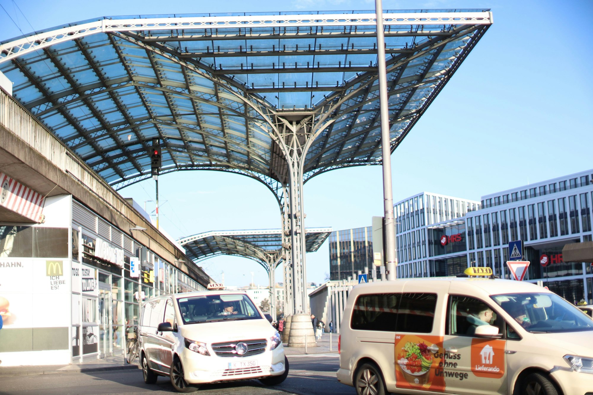 Viel Betrieb am Taxi-Stand am Breslauer Platz.