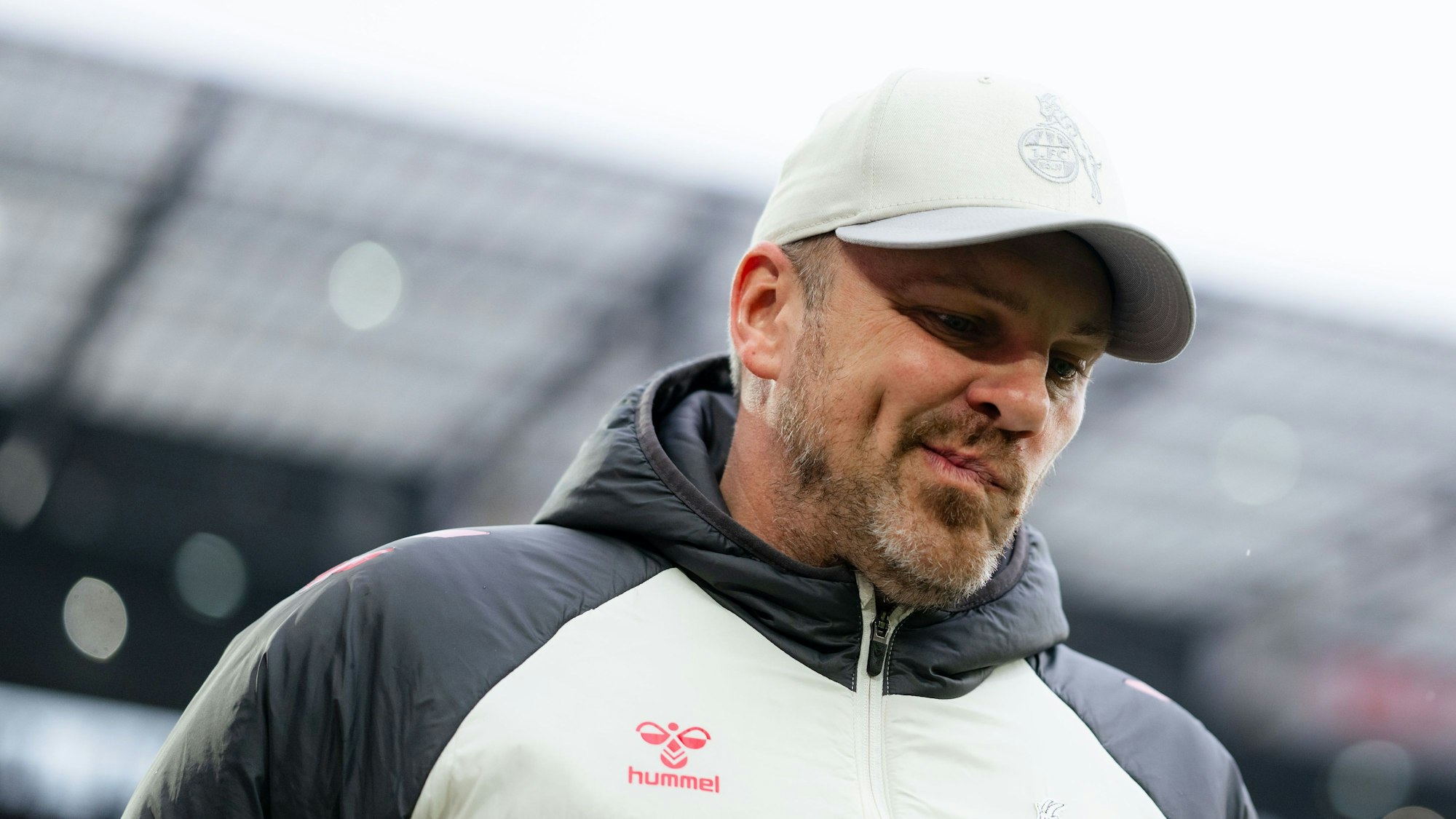 FC-Trainer Lukas Kwasniok bei einem Spiel seines Vereins im Stadion.