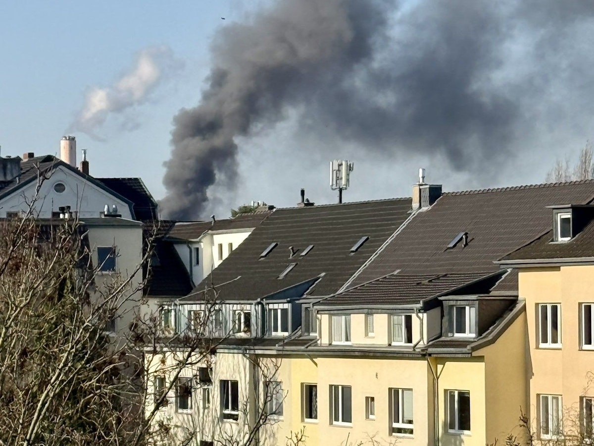 Dicker Rauch im Bonner Westen: Die Feuerwehr rückte zu einem Brand an der Bonner Müllverwertungsanlage aus.