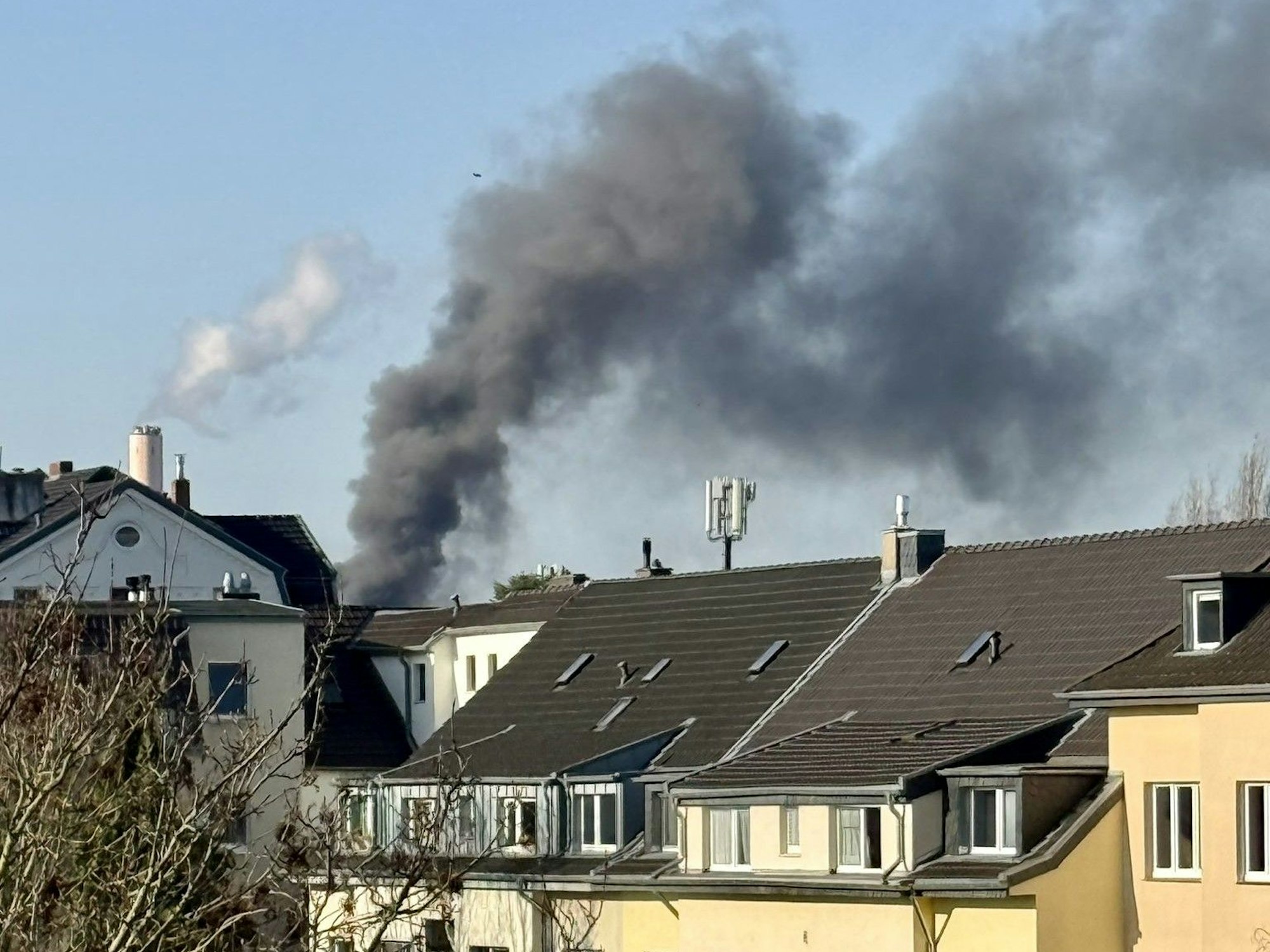 Dicker Rauch im Bonner Westen: Die Feuerwehr rückte zu einem Brand an der Bonner Müllverwertungsanlage aus.