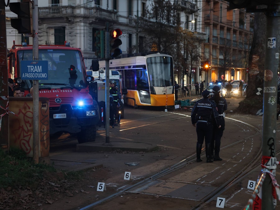 Einsatzkräfte, Straßenbahn, Menschen, Markierungen, Gebäude