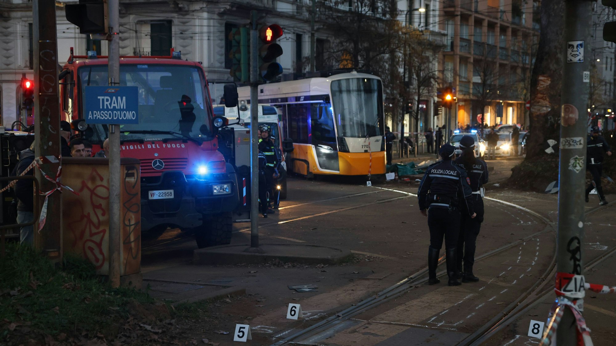 Einsatzkräfte, Straßenbahn, Menschen, Markierungen, Gebäude