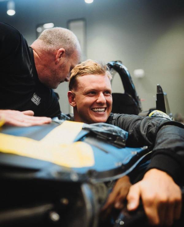 Mick Schumacher hat bei der Sitzprobe im IndyCar des RLL-Teams Spaß.