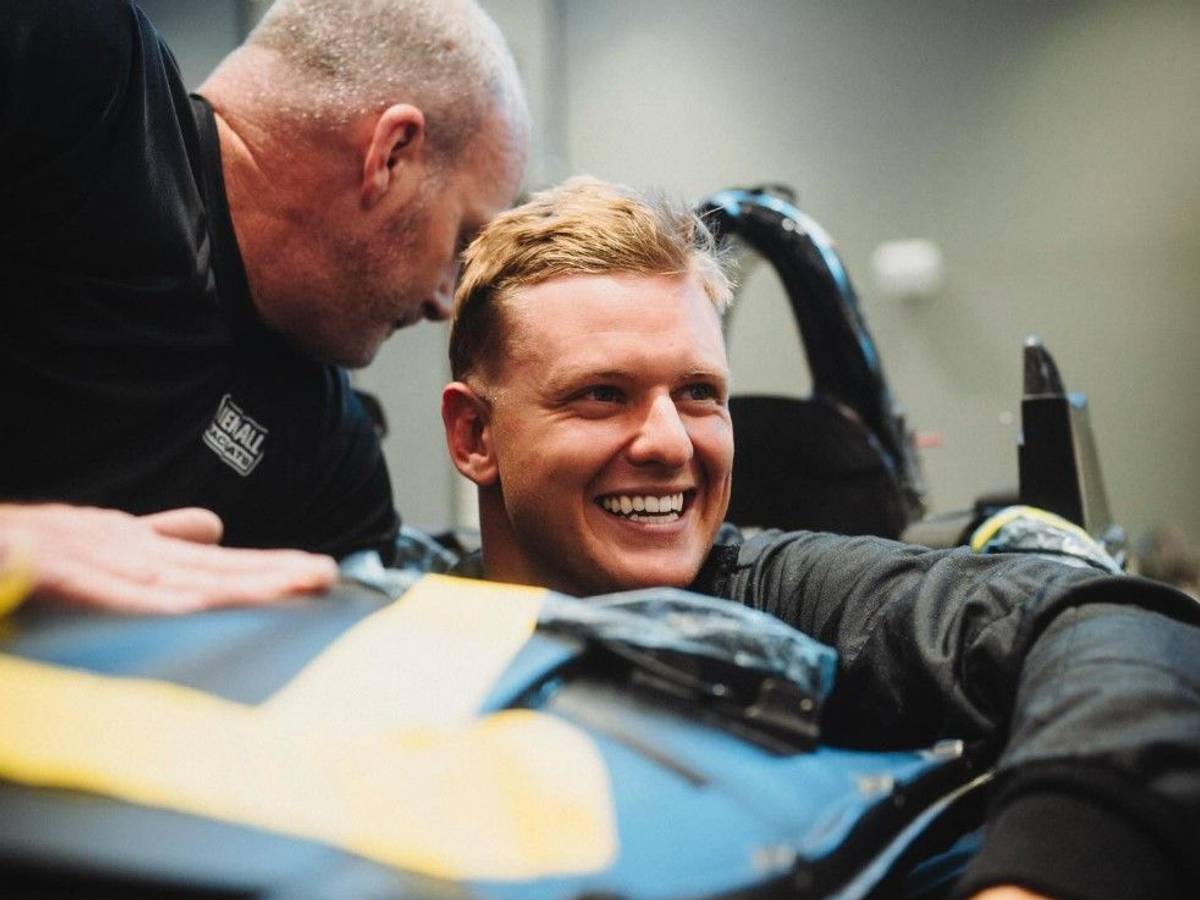 Mick Schumacher hat bei der Sitzprobe im IndyCar des RLL-Teams Spaß.