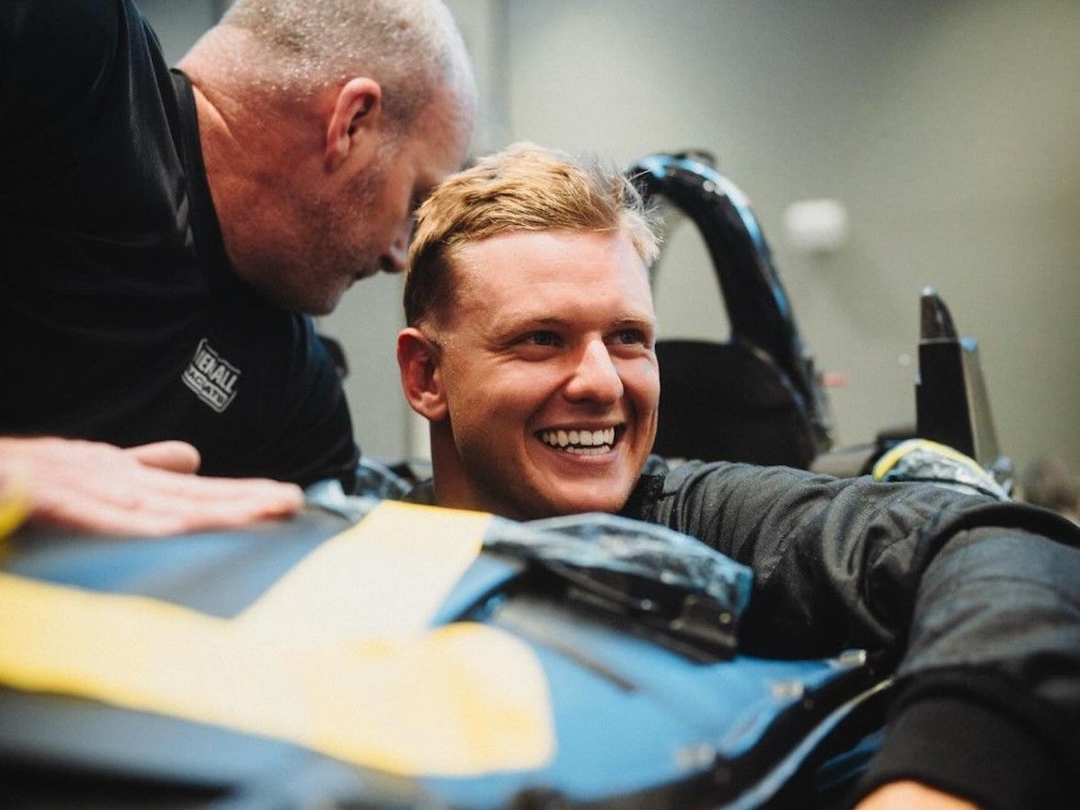 Mick Schumacher hat bei der Sitzprobe im IndyCar des RLL-Teams Spaß.
