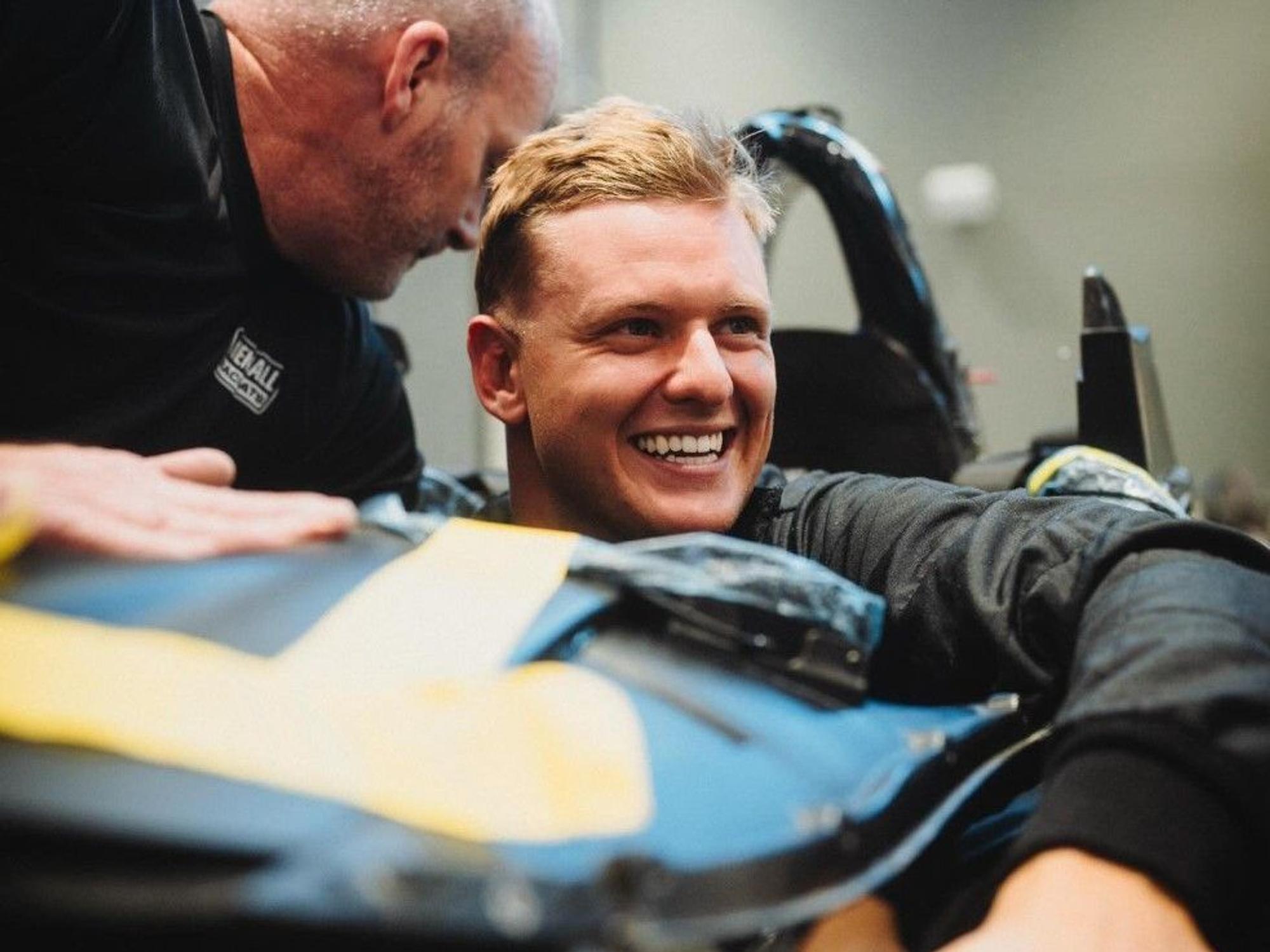 Mick Schumacher hat bei der Sitzprobe im IndyCar des RLL-Teams Spaß.