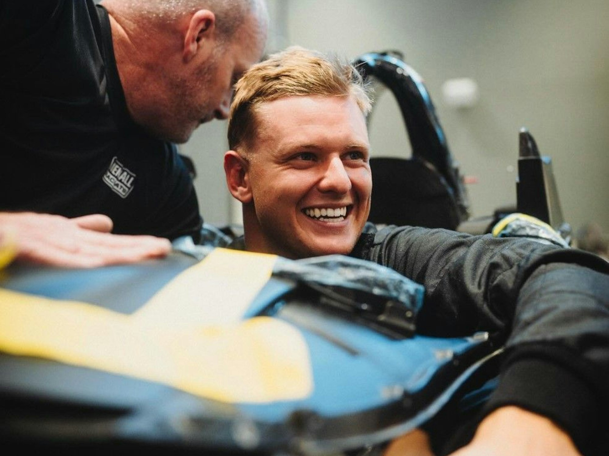 Mick Schumacher hat bei der Sitzprobe im IndyCar des RLL-Teams Spaß.