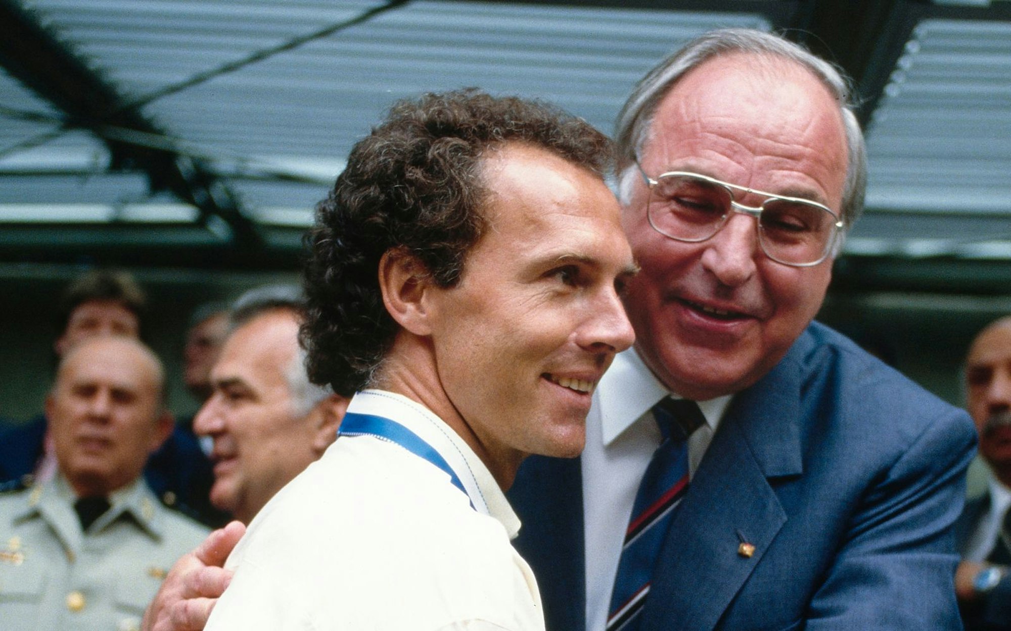Prägende deutsche Gesichter der 80er-Jahre: Teamchef Franz Beckenbauer und Bundeskanzler Helmut Kohl bei der Fußball-WM 1986 in Mexiko. (Bild: Getty Images 2024/Getty Images)