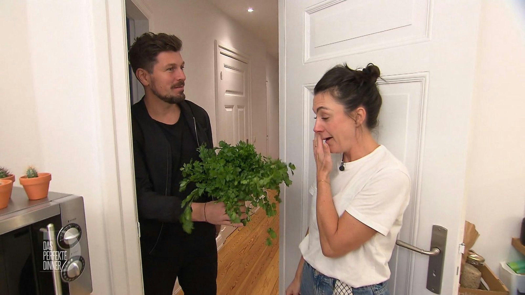 „Oh, meine Lieblingsblumen!“: Ole (42) bringt Freundin Katrin (39) frische Kräuter (Bild: RTL)