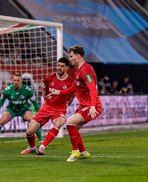 Spielszene bei Augsburg - 1. FC Köln.