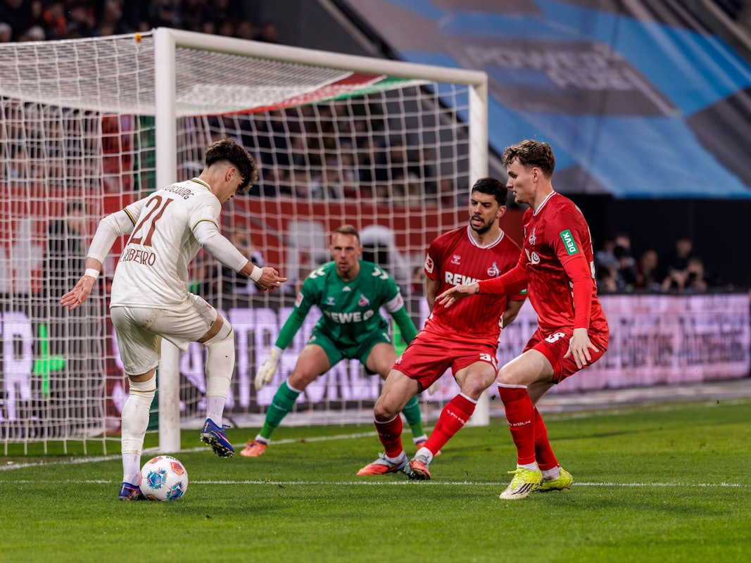 Spielszene bei Augsburg - 1. FC Köln.