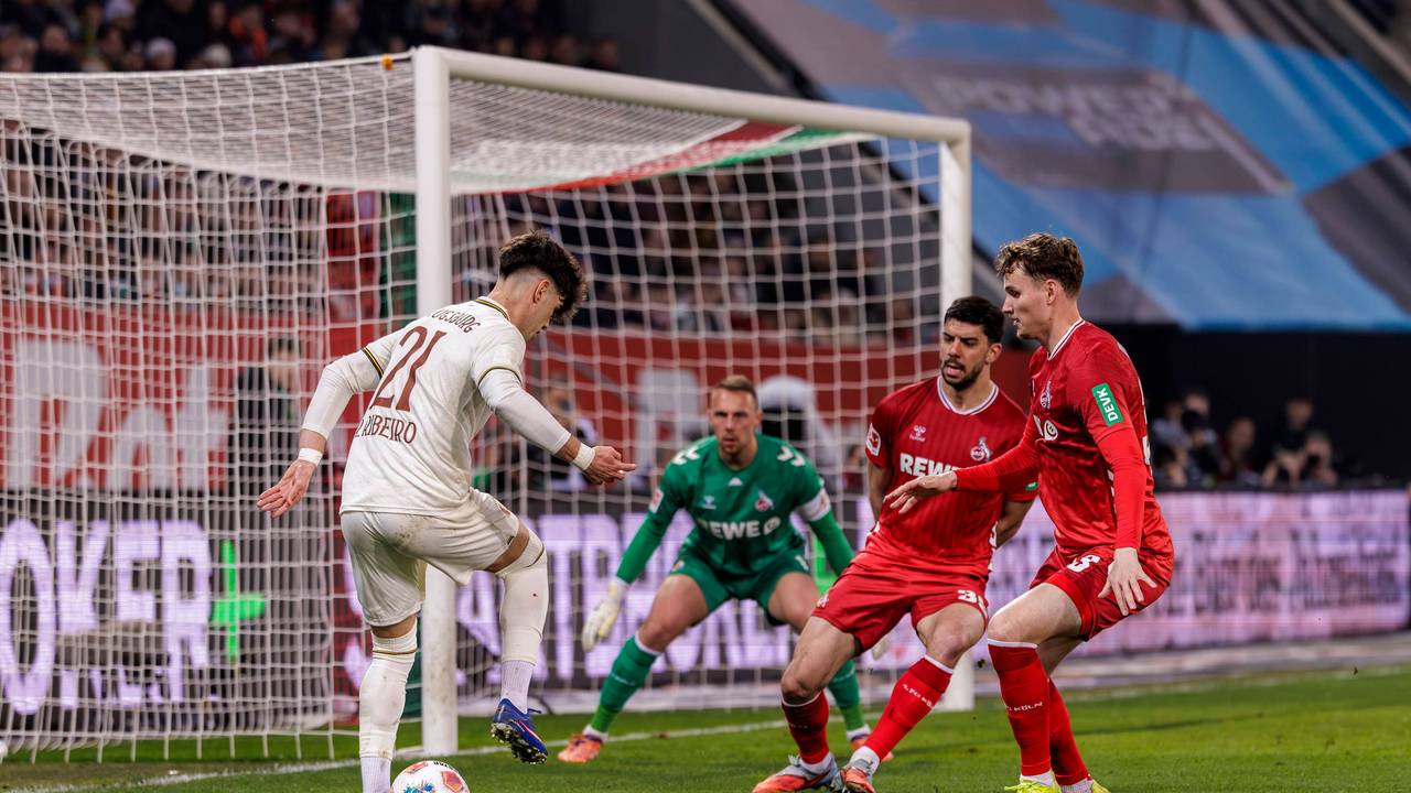 Spielszene bei Augsburg - 1. FC Köln.