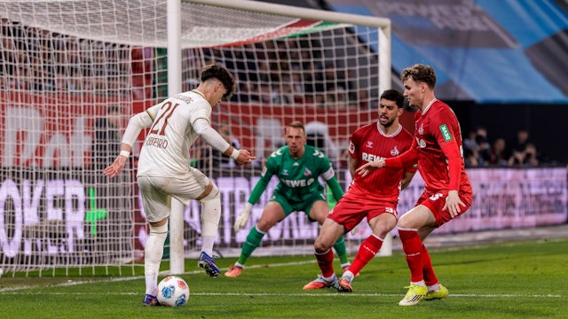 Rodrigo Ribeiro (FC Augsburg) gegen die Kölner Rav van den Berg (r.) und Cenk Özkacar