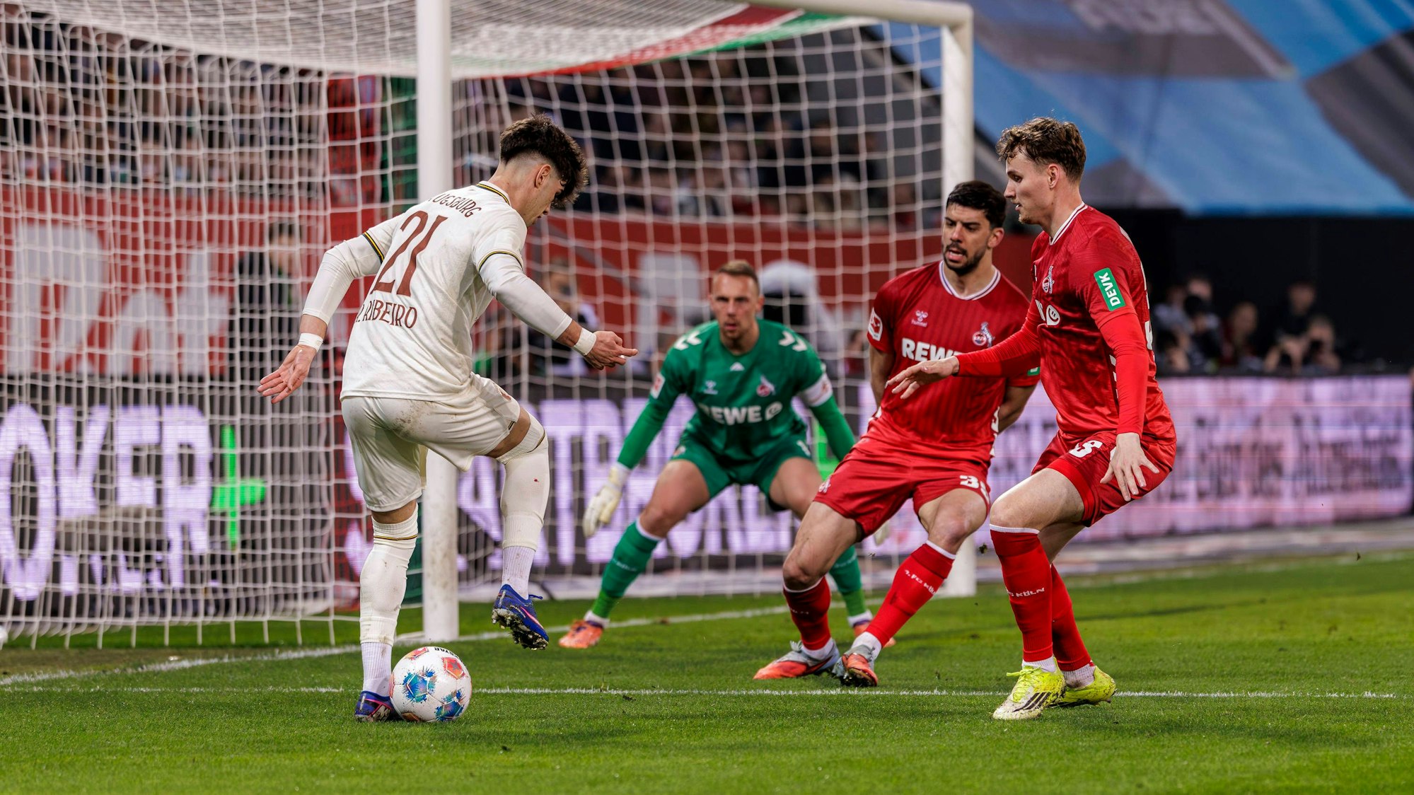 Spielszene bei Augsburg - 1. FC Köln.
