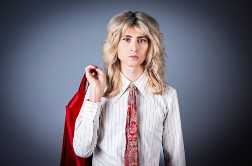 wavvyboi (27, Liechtenstein): Mit Glitzer auf der Haut und verzerrter Gitarre verbindet wavvyboi in „black glitter“ vielschichtigen Sound mit künstlerischer Freiheit – jenseits von Genregrenzen.