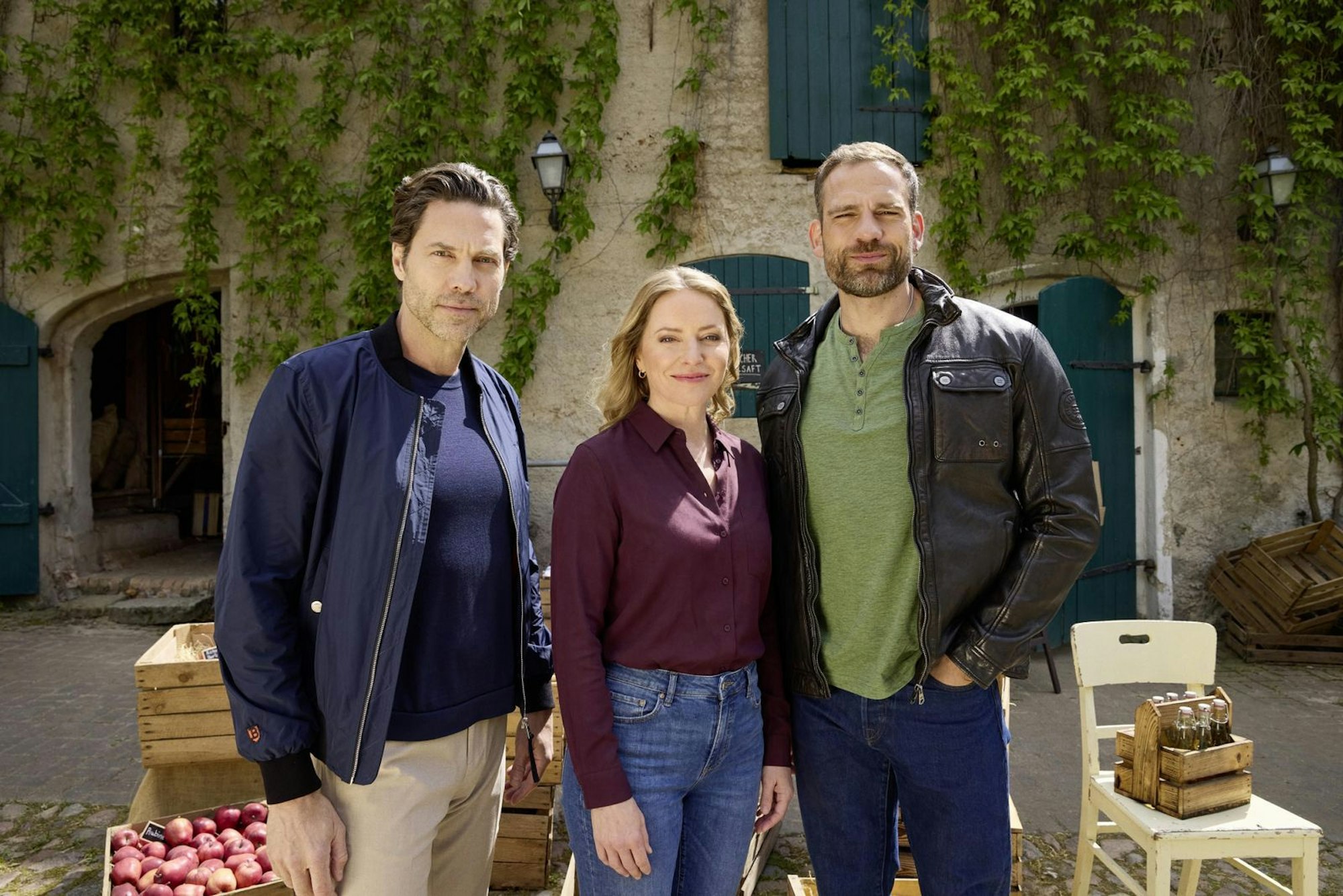 Neben Diana Staehly werden auch Stephan Käfer (links) und Moritz Otto (rechts) in der neuen Daily Soap „Ein Hof zum Verlieben“ zu sehen sein. (Bild: Joyn / Svenja Blobel)