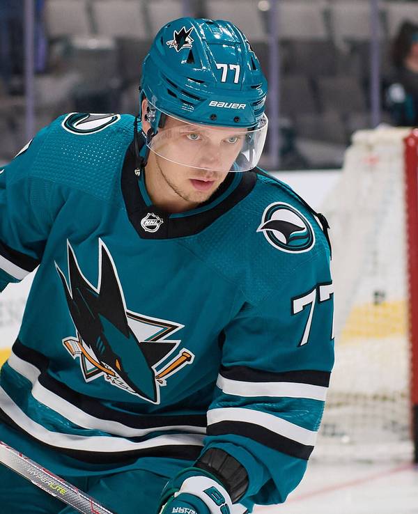 Markus Nutivaara für die San Jose Sharks auf dem Eis.