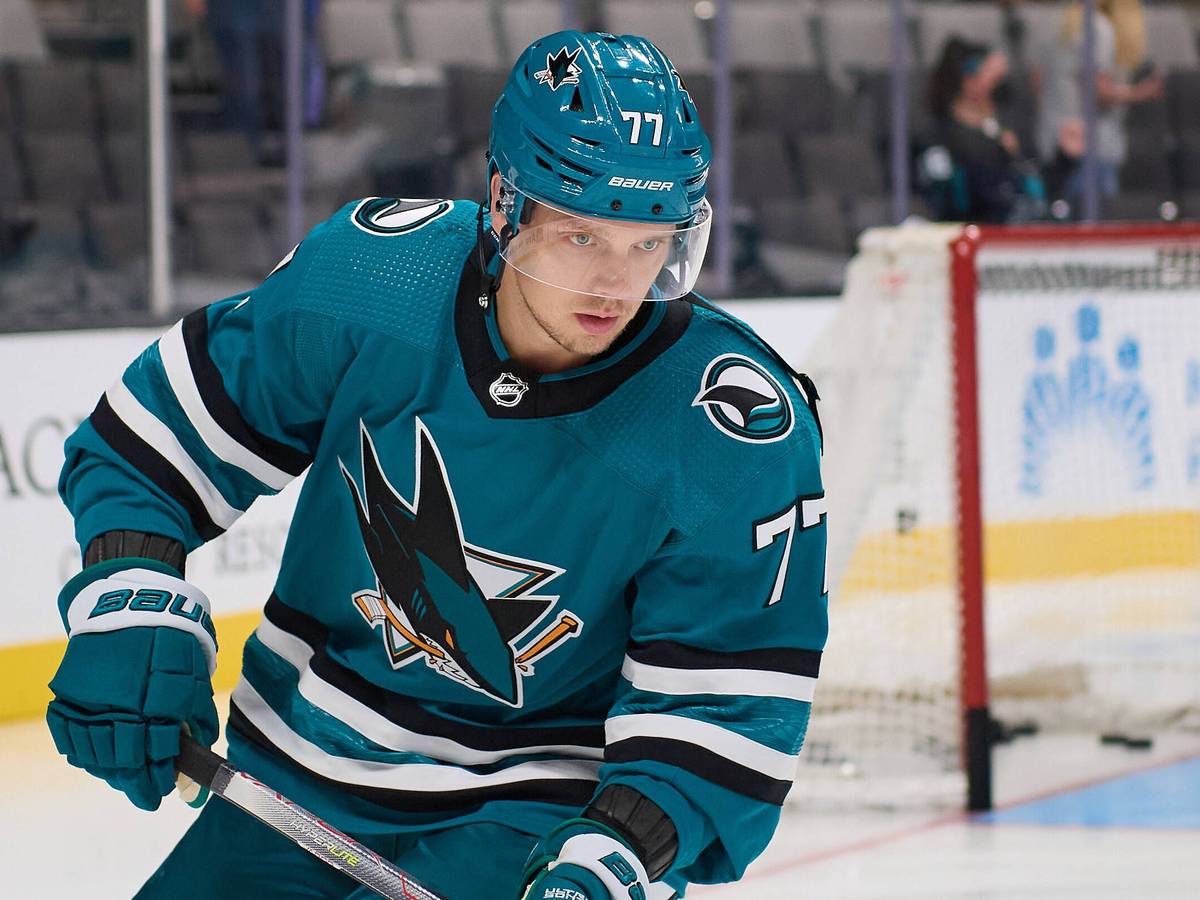 Markus Nutivaara für die San Jose Sharks auf dem Eis.