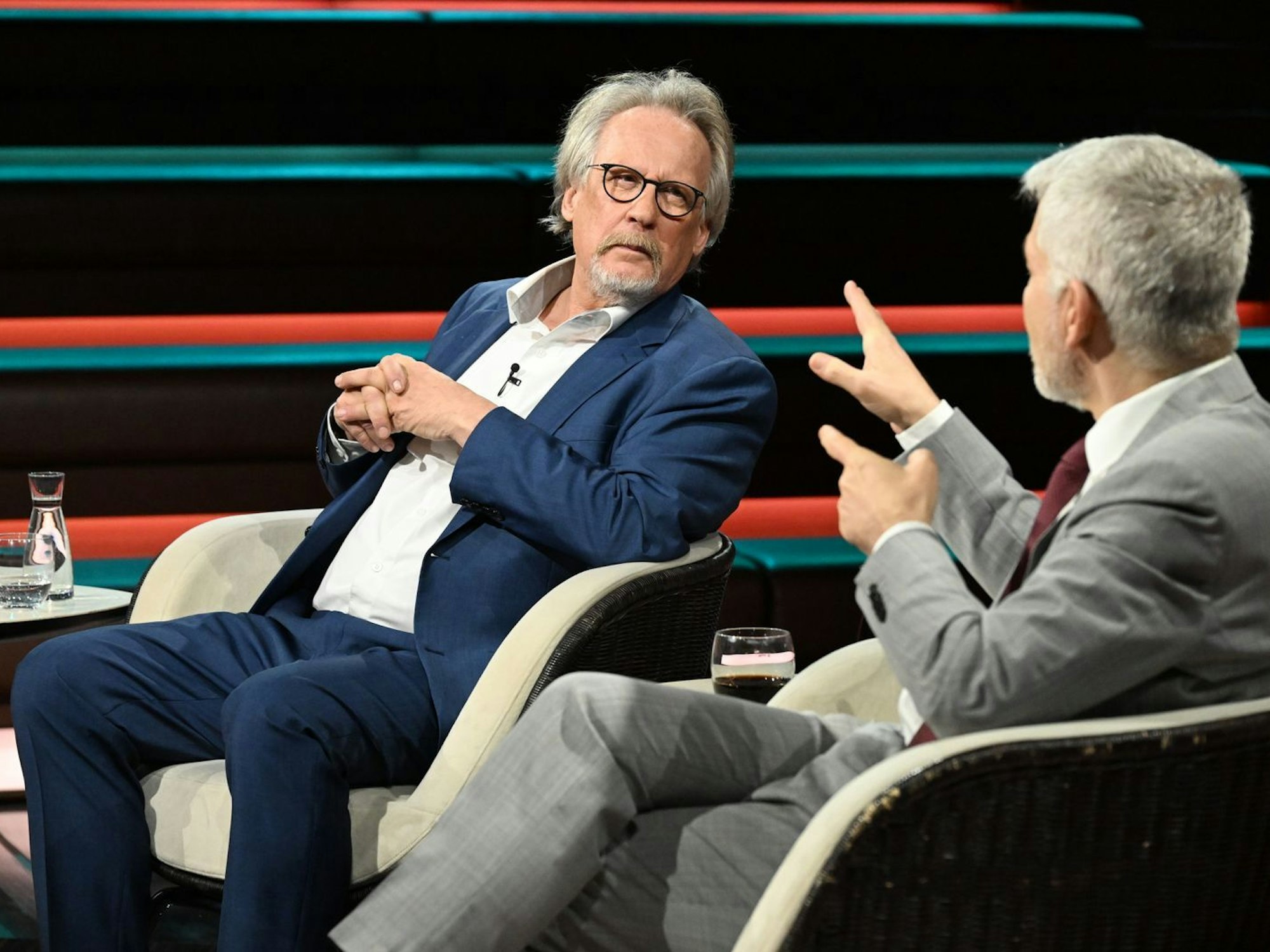 Während Carlo Masala die AfD kritisierte, machte sich Schriftsteller Harald Martenstein (l.) gegen ein Verbotsverfahren der Partei stark. (Bild: ZDF / Markus Hertrich)