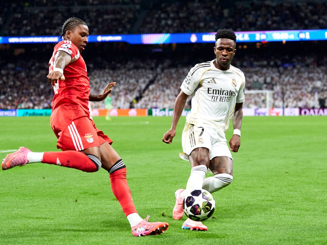 Sidney Lopes Cabral im Zweikampf mit Vinicius Junior.