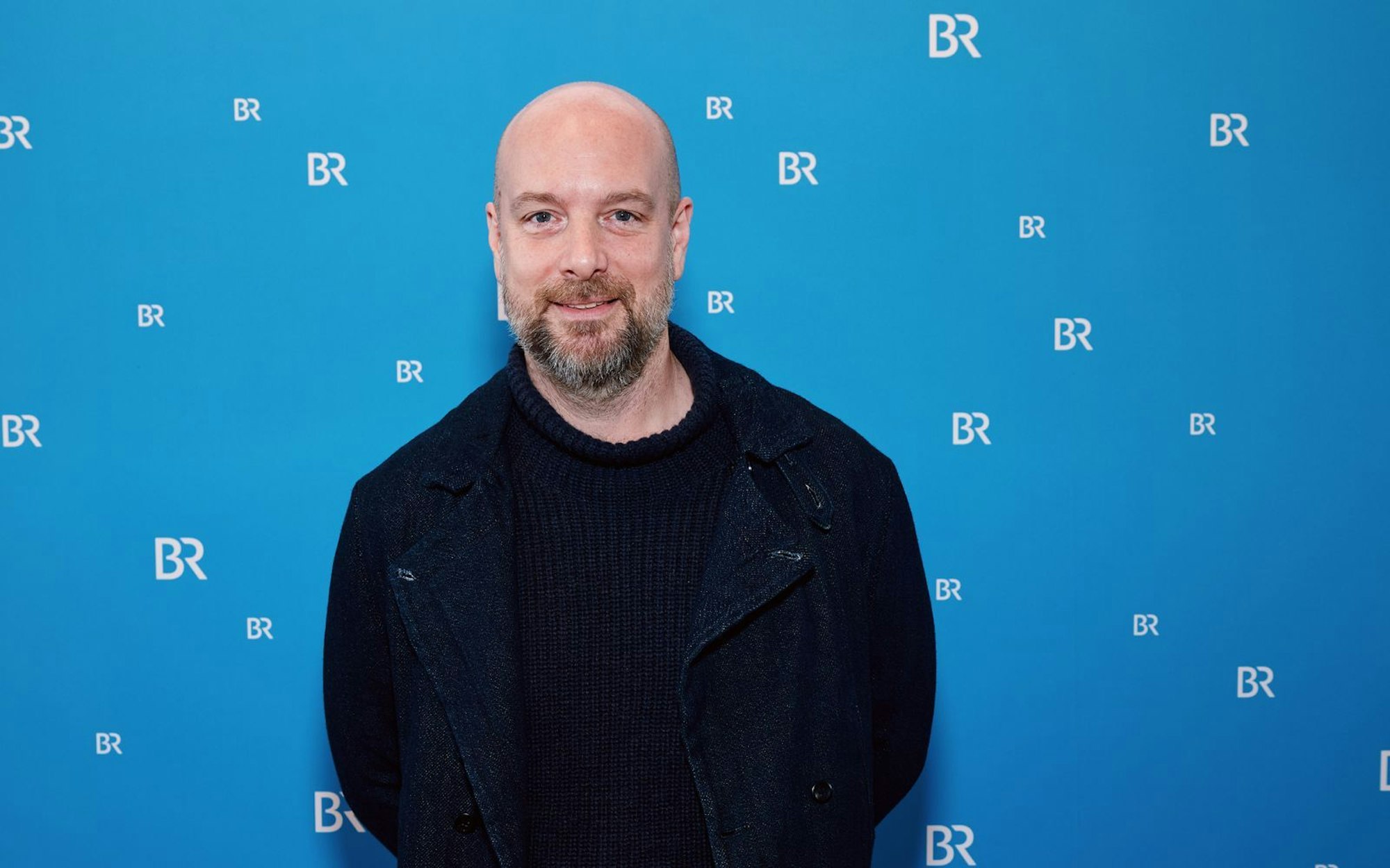 Über mangelnde Beschäftigung kann sich Stephan Zinner nicht beklagen: Bereits in der ersten Jahreshälfte ist der 51-Jährige in drei höchst unterschiedlichen Funktionen im Fernsehen zu sehen, im August folgt dann auch noch der neue Eberhofer-Kinofilm. (Bild: 2025 Getty Images/Bojan Ritan)