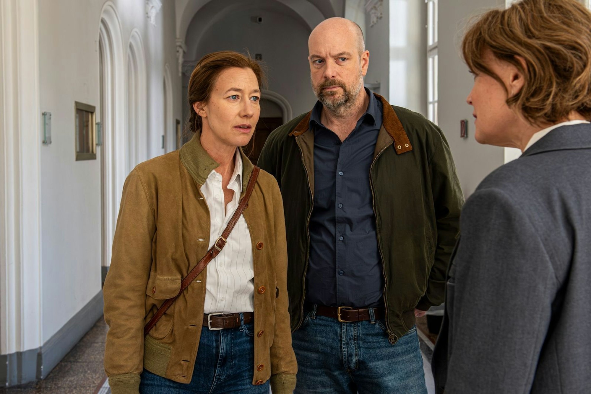 Bei ihren Ermittlungen im „Polizeiruf 110: Ablass“ sprechen Kommissarin Cris Blohm (Johanna Wokalek, links) und Kommissar Dennis Eden (Stephan Zinner) auch mit Staatsanwältin Runa Sibelius (Marion Mitterhammer) über einen vermeintlich abgeschlossenen Fall. (Bild: BR/die film gmbh/Susanne Bernhard)