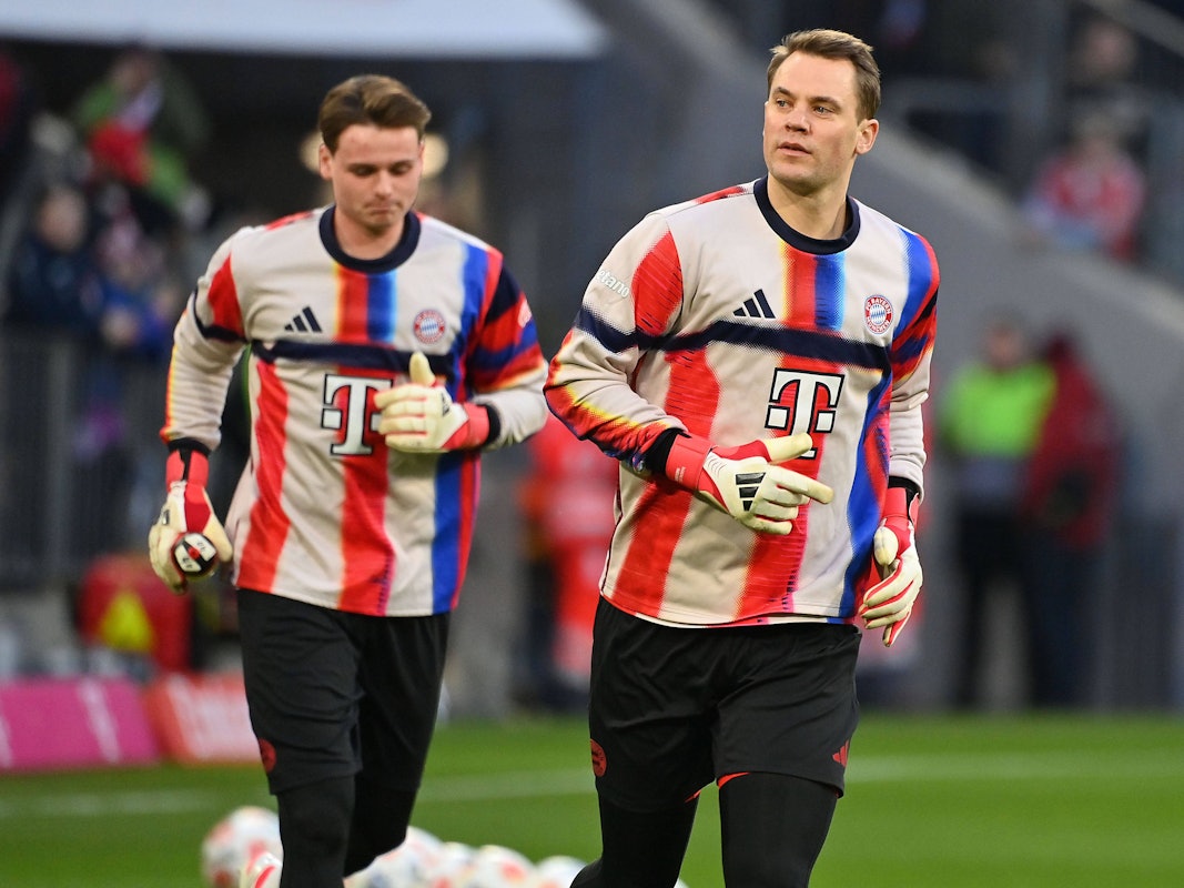 Manuel Neuer und Jonas Urbig beim Aufwärmen.
