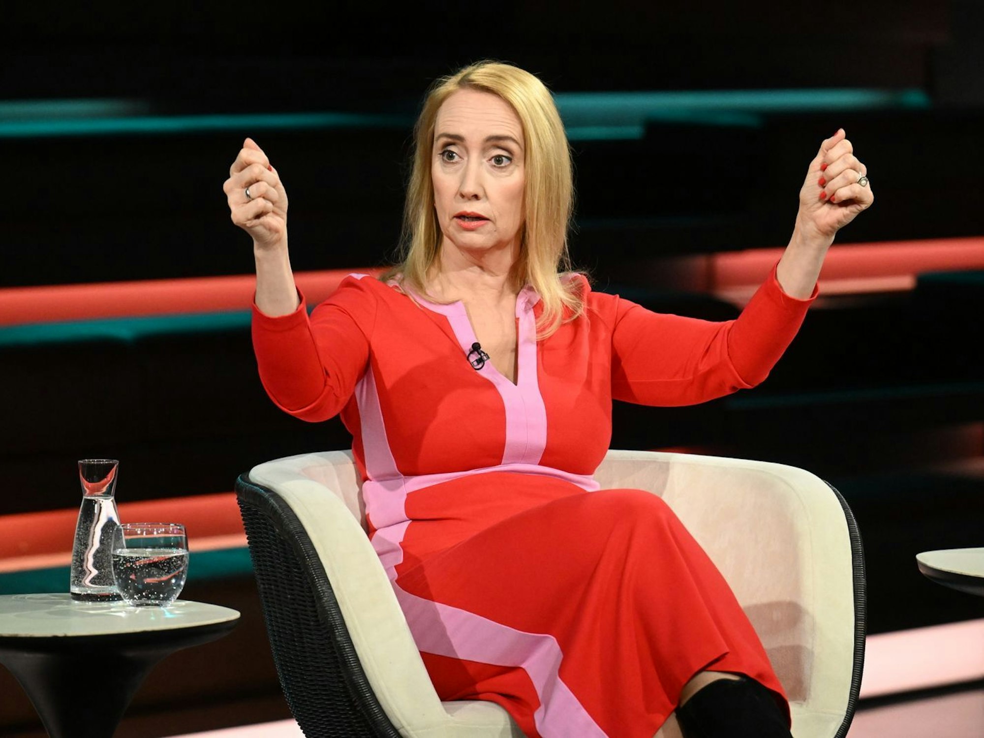 Journalistin Melanie Amann erläuterte, welche rechtliche Grundlage ein Parteiverbotsverfahren grundsätzlich hat. (Bild: ZDF / Markus Hertrich)