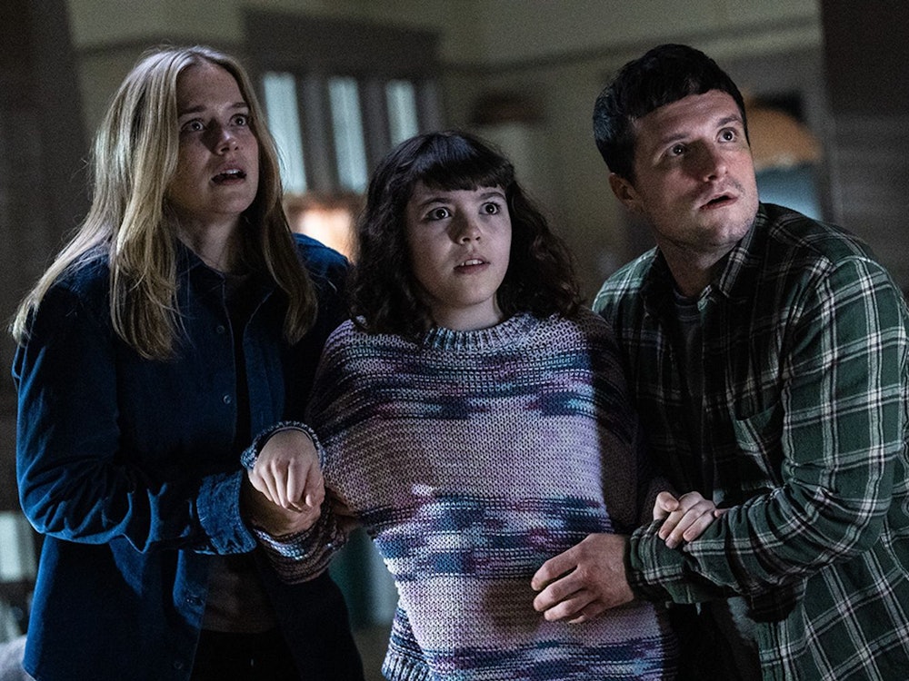Für Vanessa (Elizabeth Lail, links), Abby (Piper Rubio) und Mike (Josh Hutcherson) beginnt in „Five Nights at Freddy's“ ein neuer Kampf ums Überleben.
(Bild: Universal/Plaion Pictures)