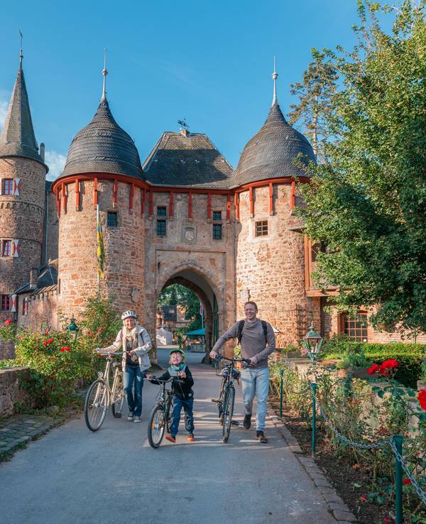 Radtour an der Burg Satzvey vorbei