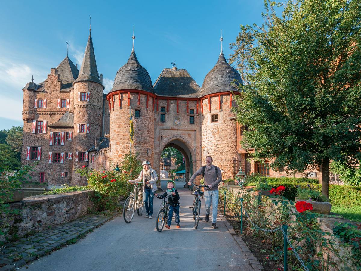 Radtour an der Burg Satzvey vorbei