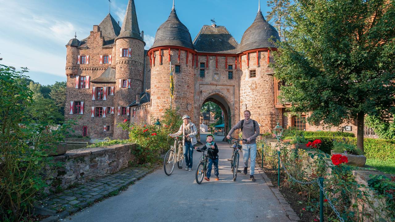 Radtour an der Burg Satzvey vorbei
