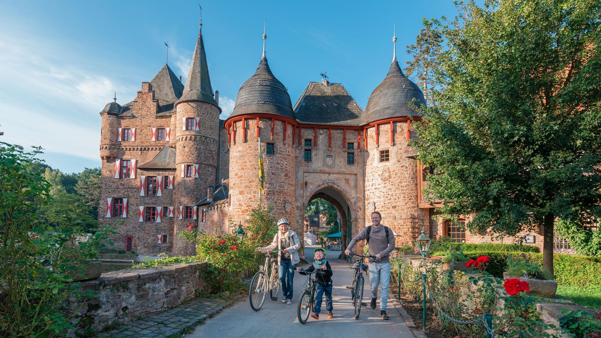 Radtour an der Burg Satzvey vorbei