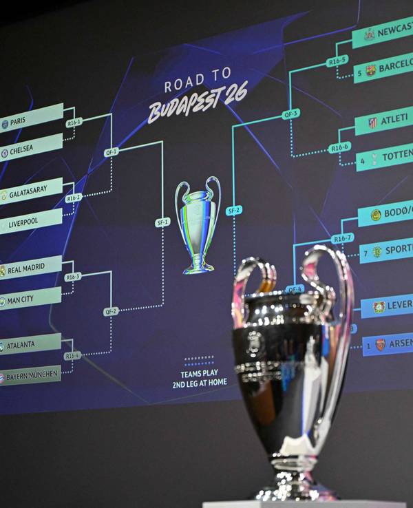 Die Champions-League-Trophäe vor dem Turnierbaum.
