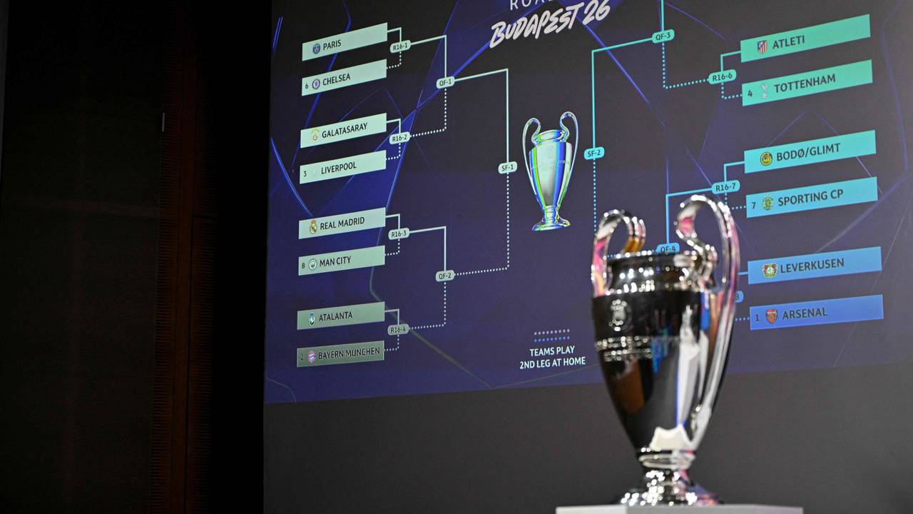 Die Champions-League-Trophäe vor dem Turnierbaum.