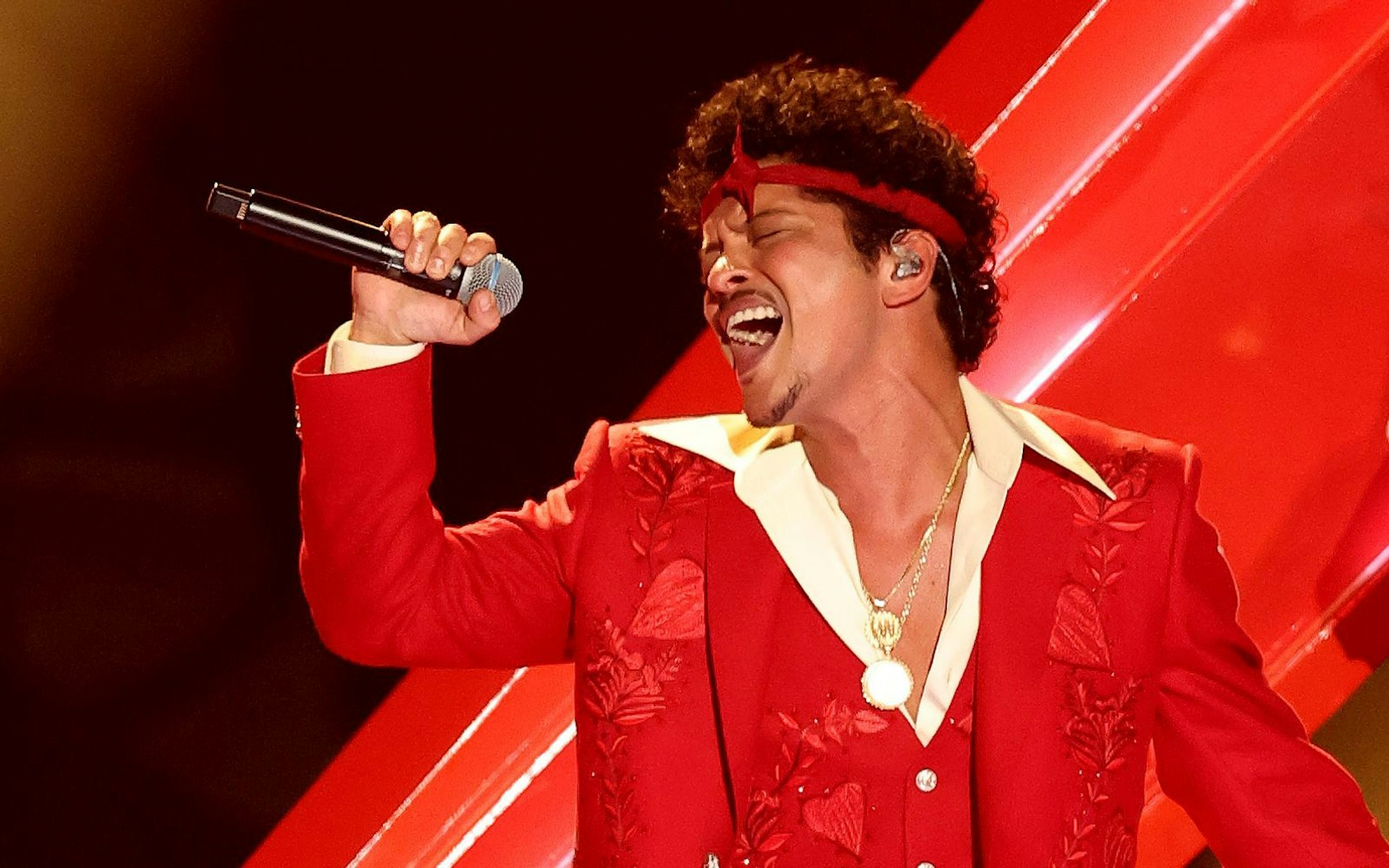 Bruno Mars erfindet den Schmusepop mit „The Romantic“ nicht neu, aber so sexy wie der Hawaiianer spielte ihn in den letzten Jahren kein anderer Mainstream-Künstler. (Bild: Getty Images/Frazer Harrison)