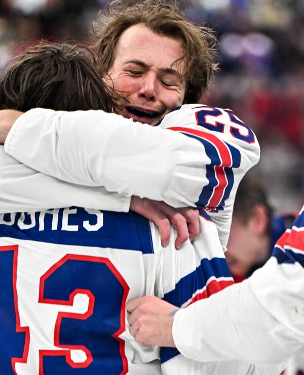 Charlie McAvoy umarmt Quinn Hughes nach dem Gewinn der Goldmedaille bei Olympia.