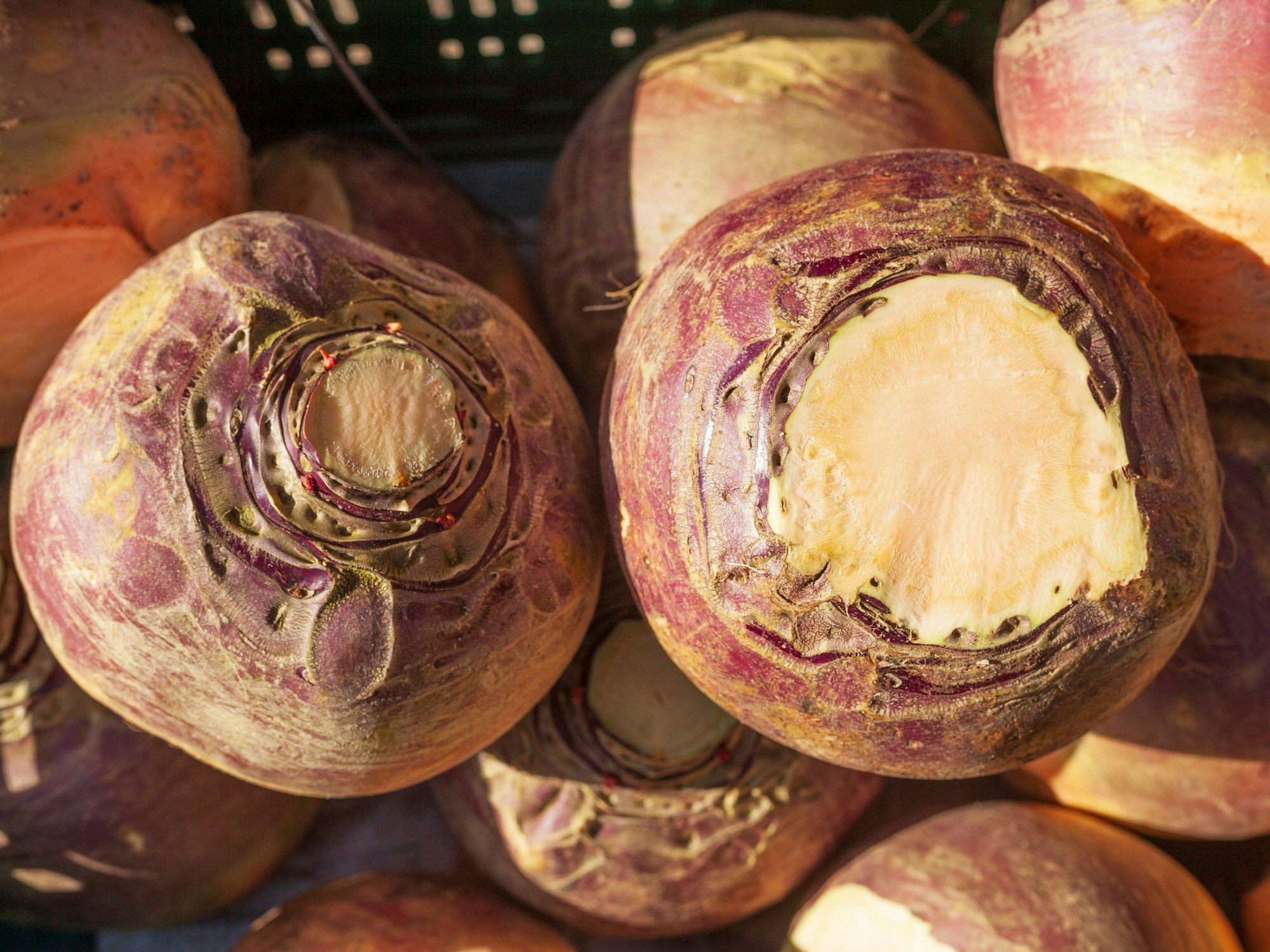 Steckrüben auf einem Marktstand zum Verkauf