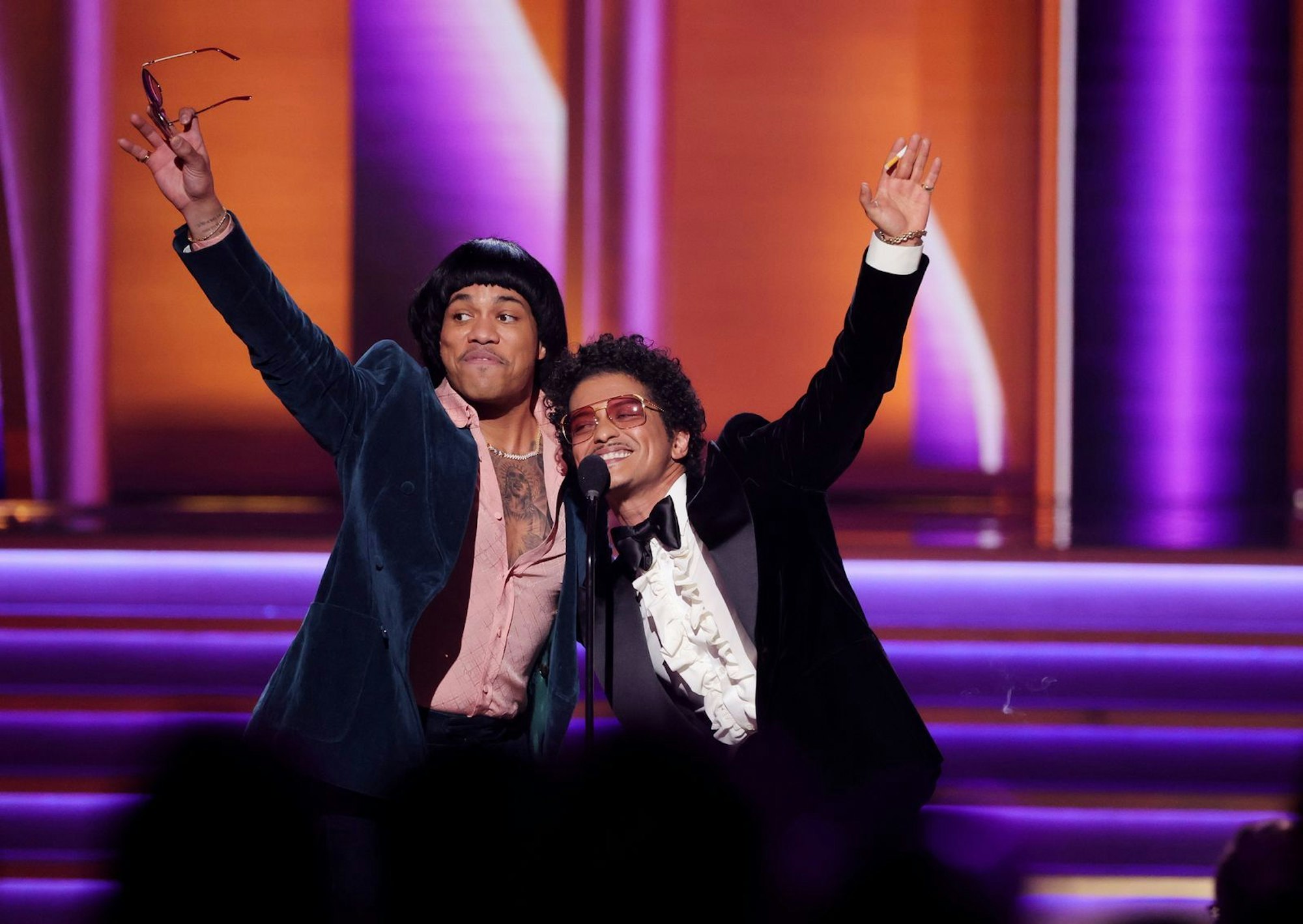 16 Grammys darf Bruno Mars (rechts) sein Eigen nennen. Hier freut er sich mit Anderson Paak 2022 über eine von vier Auszeichnungen für Silk Sonic. (Bild: 2022 The Recording Academy/Rich Fury)