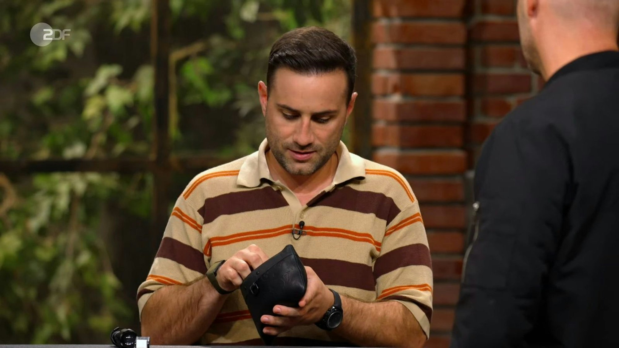 Bei 440 Euro bekam Suppes den Zuschlag und freute sich: „Ich habe Käufer, die Kuppenheim wertschätzen.“ (Bild: ZDF)