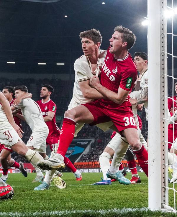 Kristijan Jakic (FC Augsburg) gegen Marius Bülter (1. FC Köln).