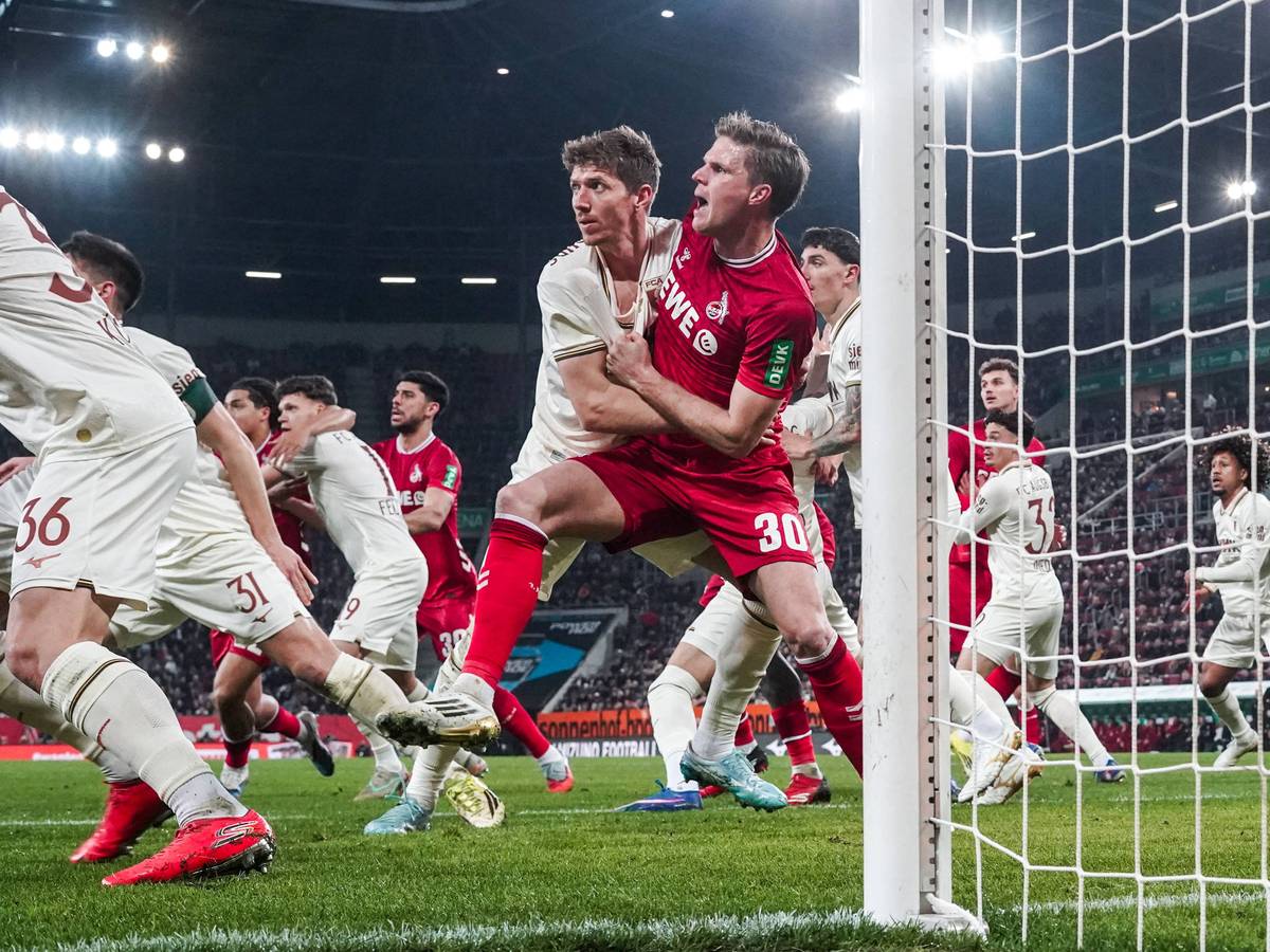 Kristijan Jakic (FC Augsburg) gegen Marius Bülter (1. FC Köln).
