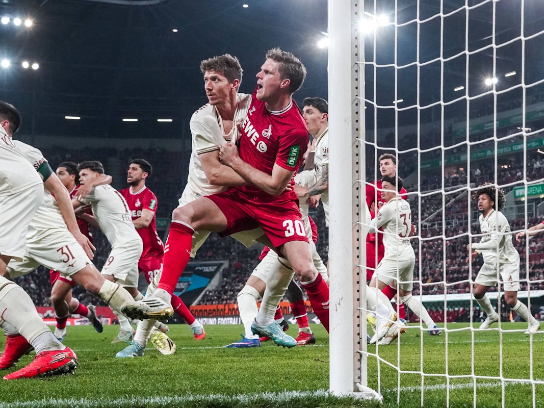 Kristijan Jakic (FC Augsburg) gegen Marius Bülter (1. FC Köln).