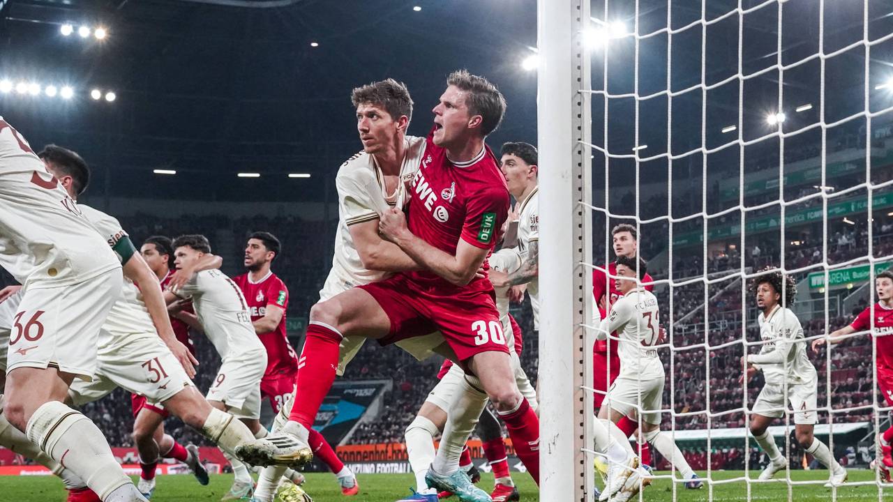 Kristijan Jakic (FC Augsburg) gegen Marius Bülter (1. FC Köln).