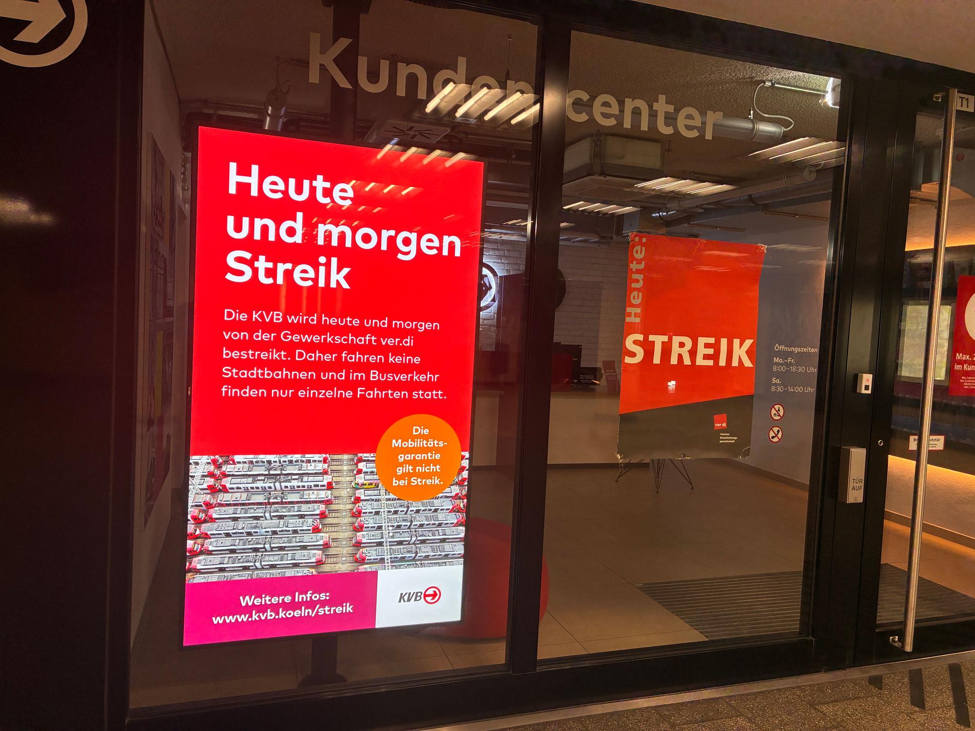 Auch in den Kundencentern der KVB wird gestreikt. Plakate an den Türen informieren darüber.