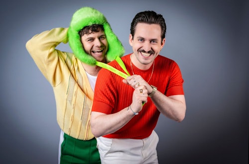 Ragazzki (Berlin): Das Duo Marti Fischer (35) und David „Miirtek“ Starosciak (33) mischt Italo-Disco mit Polska-Pop – laut, verspielt und visuell markant. Mit „Ciao Ragazzki“ bringen sie eine energiegeladene Performance auf die Bühne.